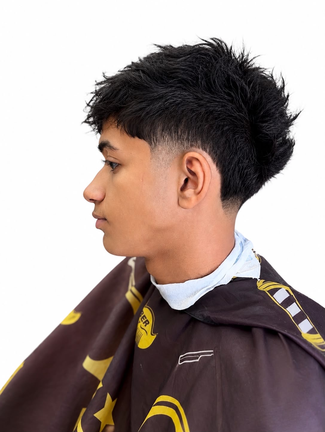 Corte masculino de perfil
